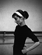 1956，法国巴黎，为电影《Funny Face》排练芭蕾舞的奥黛丽·赫本  | David Seymour