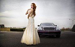 迈巴赫性感美女车模桌面壁纸