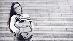 年轻的女学生在街上