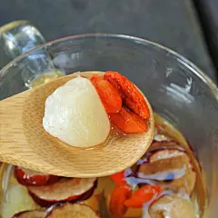 冬至之后气温更低了，就想喝点什么让自己暖起来。不论是在办公室忙碌还是在家宅着，一杯暖暖的饮品可以赶走冬日的寒意。一杯冬日暖心饮，会让你觉得一股暖流涌上心间，温暖整个身体。小礼君为你准备了10款立冬暖心热饮，快来把温暖传递给你想@的人吧！