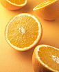 【DIY橙子天然滋养面膜】1、橙子洗净切成小块，用果汁机捣成糊状。2、与维生素E油、面粉一同倒在面膜碗中，调和均匀。3、敷约15～20分钟，或待面膜干至八成时，以清水彻底洗净面部。橙子富含维生素C、具有极佳的美白功效、VE能够抗氧化、淡化细纹！