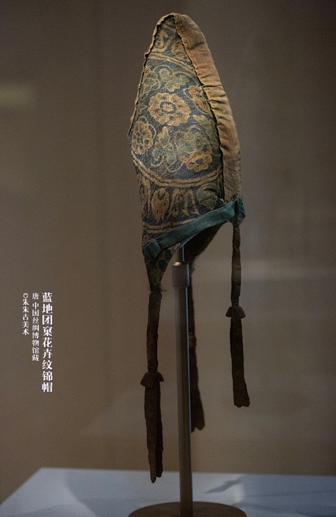 唐 蓝地团窠花卉纹锦帽 图1-5 @中国丝绸博物馆 藏；图6@新疆博物馆 藏唐代乐伎图出现了同款帽子买家秀#约会博物馆##丝绸之路周# @中国 ...