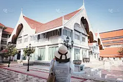 女游客在寺庙观光时玩得很开心，亚洲女游客在用手机拍摄建筑时放松和享受的后视图。