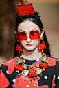 Dolce+Gabbana+Fall+2018+Details+x8AF4fntYgKx.jpg (932×1400)