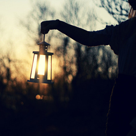 生活中，在每个人的心里其实都有一盏灯。不...