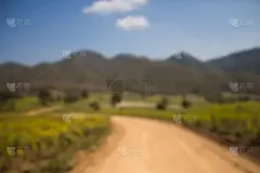 抽象模糊和模糊效果的美丽山路