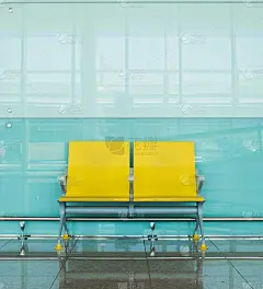 黄色空空如也的机场候机楼座椅。_5161502963