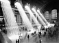 纽约城的大中央车站，太阳光透过窗户照射进拱状的主房间，照亮了主大厅、售票窗口和信息亭。照片大约拍摄于 1935 年至 1941 年之间。（承蒙纽约城市政档案提供照片）