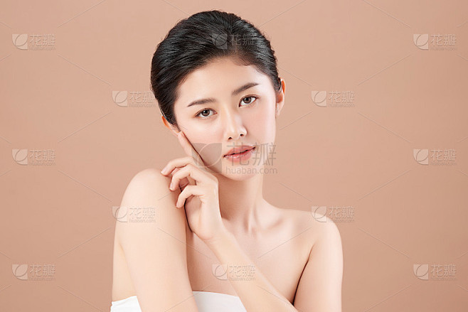美丽的年轻亚洲女人与干净新鲜的皮肤米色背...