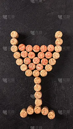 有创意的红酒酒杯，瓶塞制成，背景为黑色，俯视图。