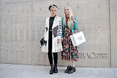 【图】品味够出众、“撞脸”也不怕！2014秋冬首尔时装周秀场外街拍回顾最后一辑：一起寻找混迹街头的穿衣高手！_第13页_秀场外街拍_海报时尚网