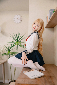 黑色配角采集到美女