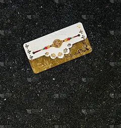 Raksha Bandhan，红色背景上美丽的Rakhi的印度节日。一种传统的印度腕带，象征着兄弟姐