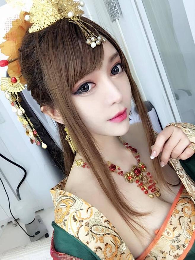 台湾ShowGirl性感私照曝光 衣服的...