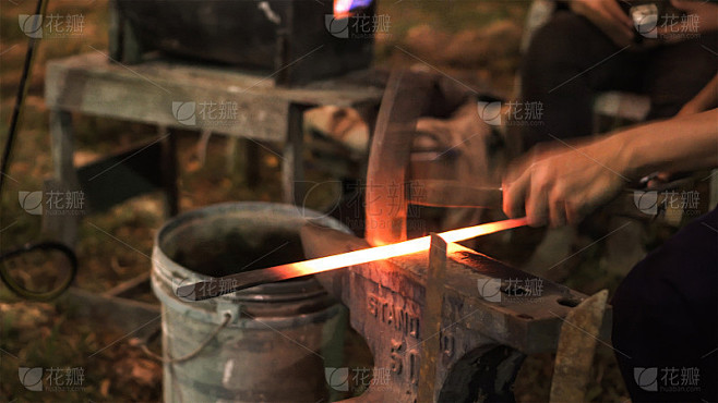 铁匠制作击剑手工传统工艺展示活动