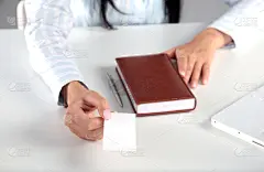 女商人,空白的,拿着,纸牌,书桌,名片,水平画幅,消息,会议,白人