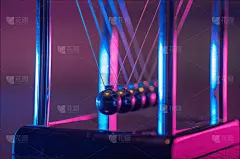 牛顿的摇篮。展示物理学中的重力、作用力和反作用原理。