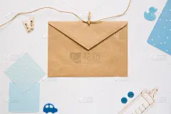 婴儿配件的框架和一个信封在白色的背景，俯视图。孩子们的背景。模型,复制空间。