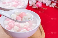 汤圆，汤圆，美味的红白相间的汤圆在一个小碗里在红色的背景。中国冬至的亚洲节日食品，快来凑热闹吧。