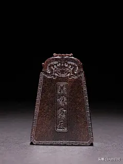 【回流 老xj“义薄云天”关公牌】尺寸：宽6.3cm*4.2cm厚1.5cm重37克。极品亚洲老料，珍稀名贵、极具医用价值，此件关公牌，雕刻技艺精湛，神韵十足，关公形象威武霸气，刀法细致，做工讲究，鱼子纹清晰，包浆油润，全品，收藏价值极高。