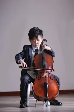 动手音乐大提琴人物图片摄影图