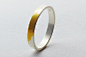 日本设计公司torafu architects 最近设计了“gold wedding ring”。这只戒指外表皮上镀有
一层银，它会随时间流逝渐渐被磨掉，露出底下的黄金条带。设计师解释说，这个设计代表了“
两人之间共同度过的时光”，随着一次次摘下、佩戴这枚戒指，它会从外表上展现彼此间时间的
流逝。