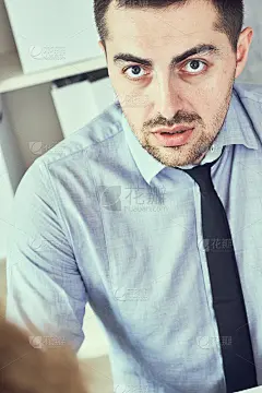 年轻认真的男性招聘人员与女性求职者在大公司申请职位的约会。