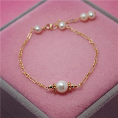 Maggiedeer采集到Pearl Bracelet