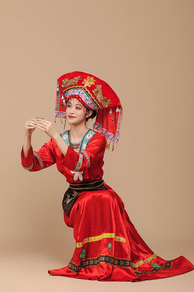 三月三壮族少数民族服饰女性人物摄影图片