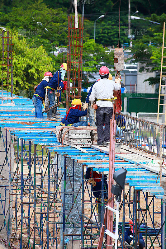 在建筑工地工作的劳工