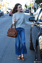 当地时间11月21日，颜霸 Lily Collins（莉莉.柯林斯）在贝弗利山出街前往 FedEx 寄快递~ 这么普通的衣服也能穿得好美呢！#欧美明星每日街拍# ​​​​