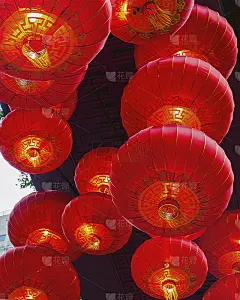 天花板上挂着红色的中国灯笼