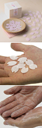来自日本设计师近藤真弓的作品 Cherry Blossom Soap（樱花香皂），香皂薄如蝉翼，少许水即化，