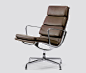 Cadeira Eames Soft EA 215, Charles & Ray Eames, 1969.  Com seu alto espaldar e estofamento macio de espuma viscoelástica, a Cadeira Soft EA 215 e EA 217 permanecem confortáveis mesmo para um longo período de uso.