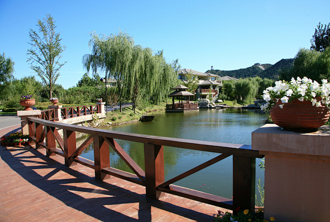 193-滨水%2c滨湖%2c湖岸%2c栏杆%2c花钵%2c木亭%2c2010%2c密云%2c君山国际高尔夫别墅