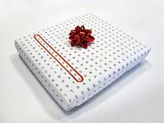 ❤隐藏祝福语的包装纸❤




这是由设计师Fabio Milito和Francesca Guidotti带来的包装纸，它的特别之处在于纸上密密麻麻布满了英文字母，其中隐藏着各式各样的祝福语，类似:I love you，Happy birthday等等，包好礼物后，无需再准备贺卡，只需用笔在包装纸上圈出对应字母...