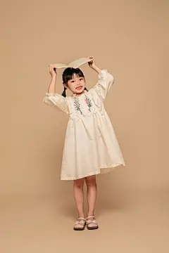 书籍小女孩秋季儿童人物摄影图