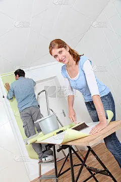 男男女女在墙上修房子