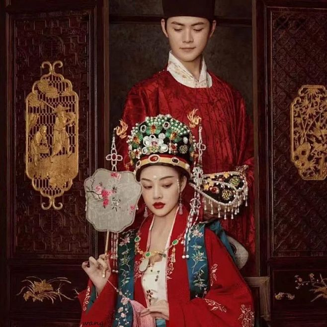 苦等八年，刚归来就纳妾，她摘下凤冠给妾戴上，拿着休书潇洒离去