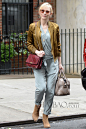当地时间8月14日，凯特·布兰切特 (Cate Blanchett) 身穿雪纺连体裤搭配帅气夹克在纽约外出。