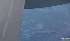 东航机组服务很不错。这位空中女士好像拍过东航的广告。很和气的一位女孩
