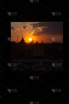 夕阳透过窗帘