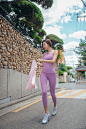 【一点资讯】时尚穿搭：淡紫色瑜伽服，最靓丽的身材曲线 www.yidianzixun.com
