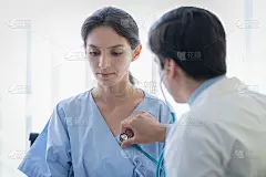 在医院或诊所照顾女病人的医生。