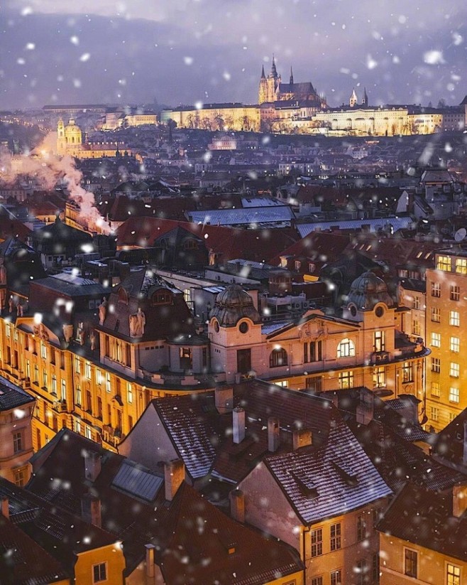 布拉格的雪夜，可以说很美了❄ ​​​ ​...