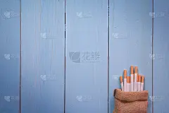 顶视图的香烟堆放置在桌面和复制空间。