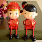 创意现代简约时尚婚庆家居装饰品摆件 大号情侣吊脚娃娃 婚房摆设
两个新人陶醉在甜美的爱意中，是送给亲朋好友的好礼品,也是送给情侣表达爱意的好方式！新郎新娘的着装体现中国传统的婚嫁文化！红色彩盒包装，也是非常好的婚庆礼品,
