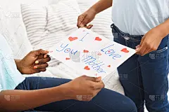 非洲小孩用蒙古包画祝贺妈妈