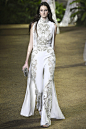 Elie Saab 2016春夏高级定制 | 此次Elie Saab依旧延续以往奢华极致的风格，秀场浓厚的印度风仿似在倒带一种上世纪初英国女人访问印度大陆的场景画面。精美的刺绣、珠钉、蕾丝，从无可挑剔的细节里绽放印度风情的迷人风采。