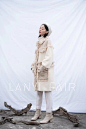 LANYIFAIR羊驼毛粗花呢拼接大衣
一件很特别的羊驼毛混纺冬日棉服，面料本身就很保暖加上夹棉设计，深冬穿完全没问题，看惯了千篇一律的羽绒服，来一件这样的外套吧，流苏设计让衣服显得茸茸的。优雅实穿是我做设计永远的出发点。
服装设计：兰奕